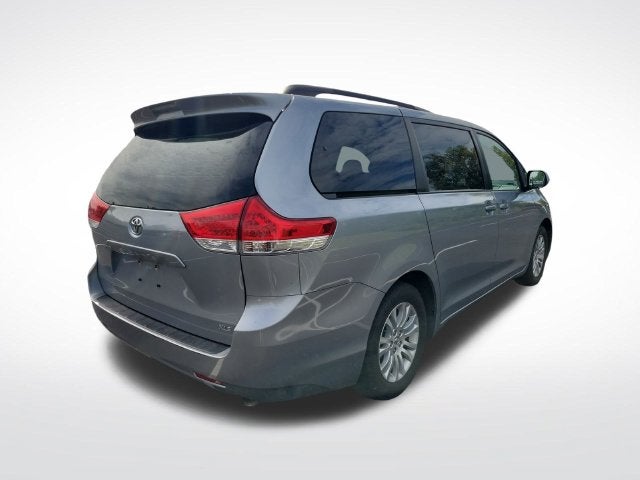 2014 Toyota Sienna XLE 8 Passenger
