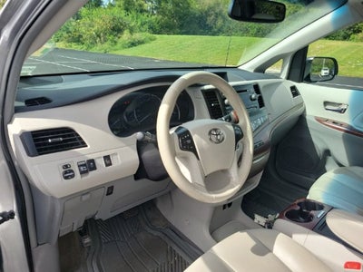 2014 Toyota Sienna XLE 8 Passenger