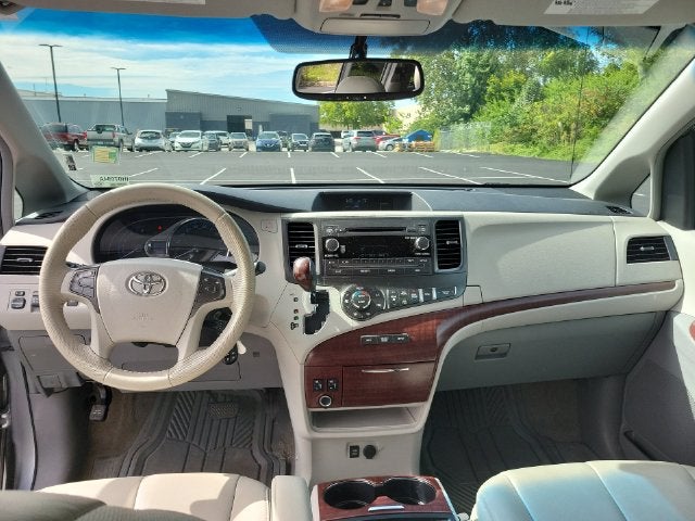2014 Toyota Sienna XLE 8 Passenger