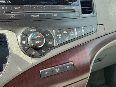 2014 Toyota Sienna XLE 8 Passenger